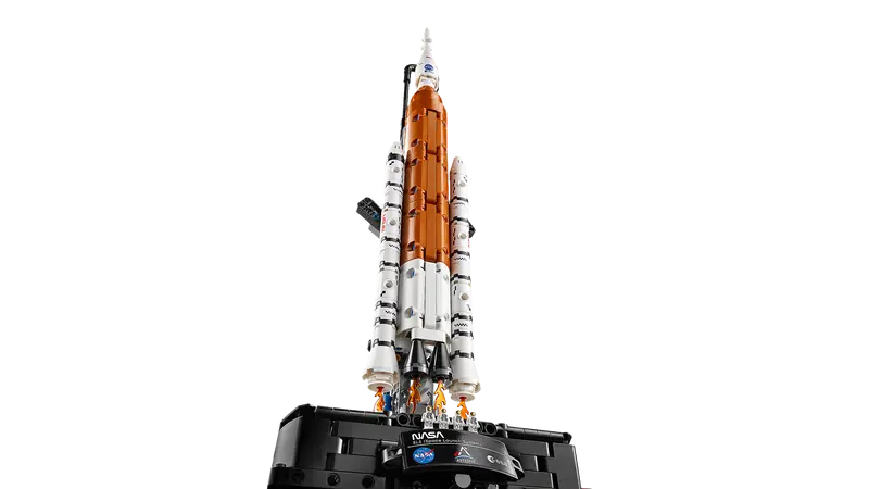 Lego: Technic - NASA Artemis Space Launch System Rocket - Image 3